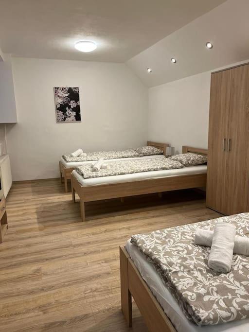 Ferienwohnung Bada Bing Plaza Pressburg Exterior foto